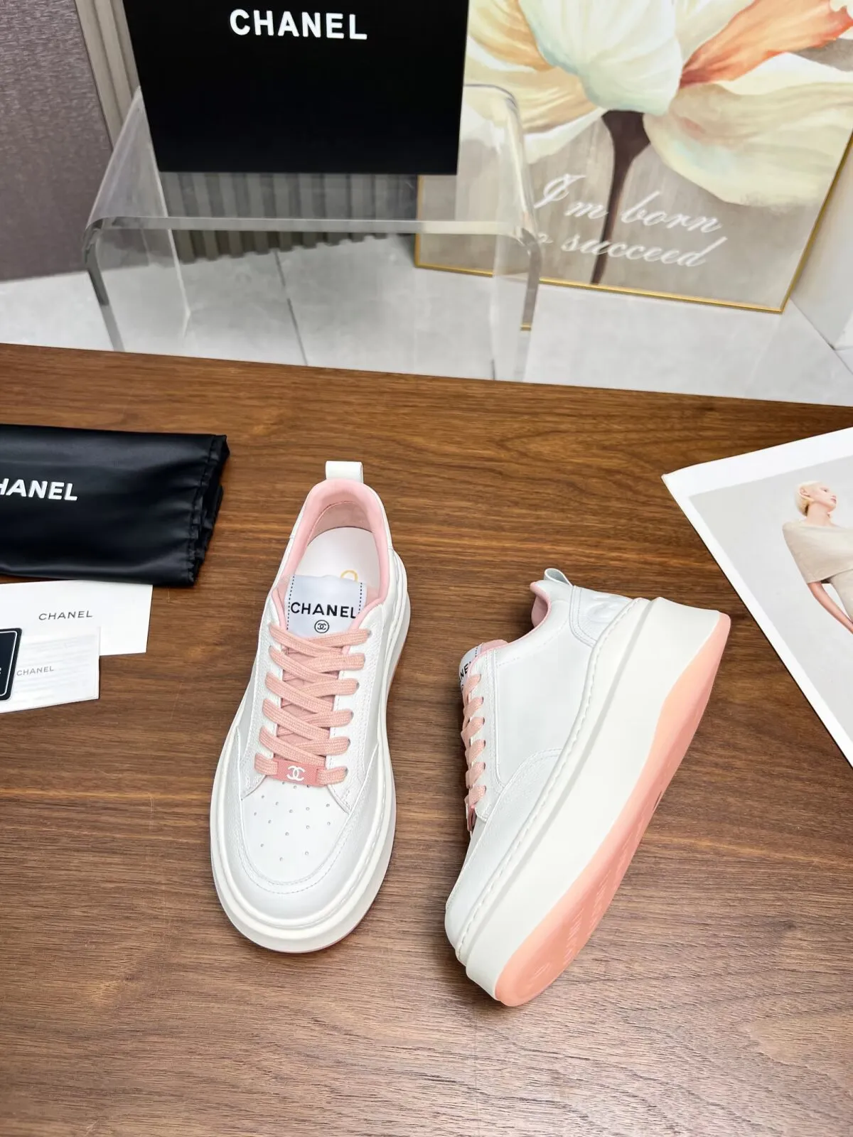 👟👟Ex-factory price 460👟👟 New Chanel panda color white shoes, currently super popular thick-soled shape, very versatile, long and slim legs, super comfortable on the feet, elongating the entire body proportion [strong] Fabric: imported first-layer cowhide🐂 Lining: sheepskin Foot pads: cowhide Code number: 34 to 41 (34 and 41 need to be customized) Packaging: with card, cloth bag Color: black, white, pink